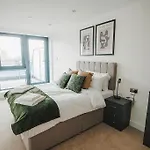 Spacious 2 Bed Centre - Balcony, Free Parking&darts * Leeds (West Yorkshire)