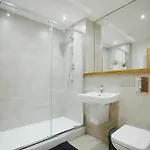 Spacious 2 Bed Centre - Balcony, Free Parking&darts