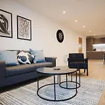 Spacious 2 Bed Centre - Balcony, Free Parking & Darts 公寓 利兹