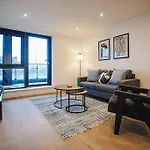 Spacious 2 Bed Centre - Balcony, Free Parking & Darts 利兹