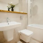 Spacious 2 Bed Centre - Balcony, Free Parking & Darts 公寓 利兹