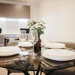 Spacious 2 Bed Centre - Balcony, Free Parking & Darts 公寓 *