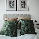Spacious 2 Bed Centre - Balcony, Free Parking & Darts 公寓 利兹