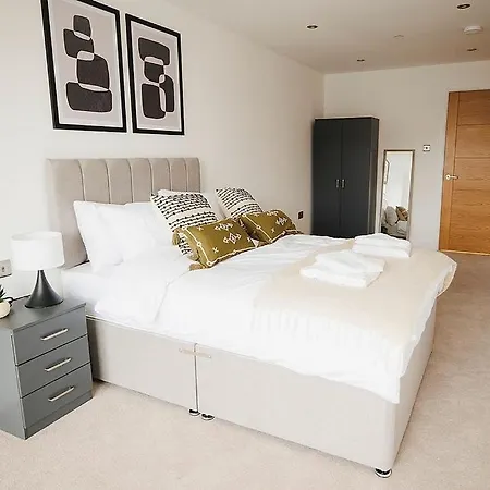 Spacious 2 Bed Centre - Balcony, Free Parking & Darts 公寓 利兹