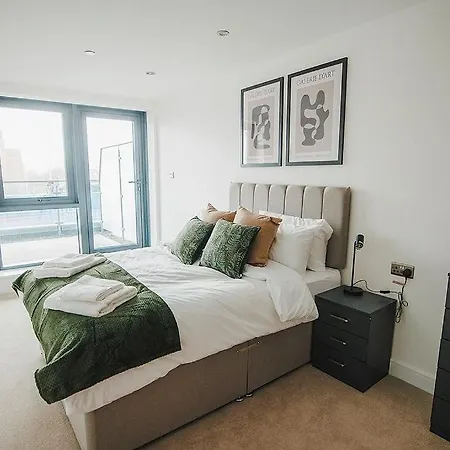 2 Bed Leeds Centre - Private Balcony, Free Parking & Darts * Λιντς