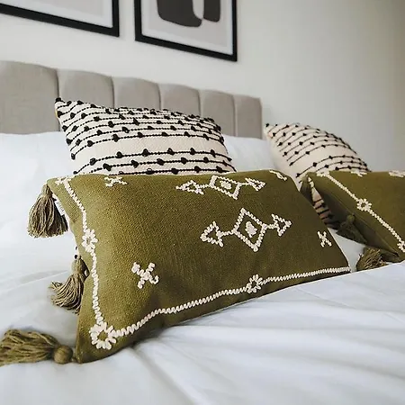 2 Bed Leeds Centre - Private Balcony, Free Parking & Darts