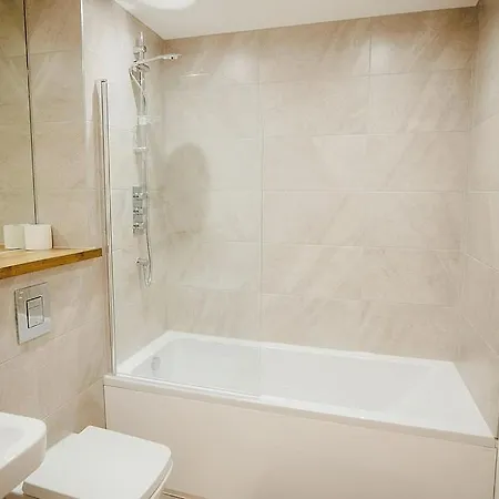 2 Bed Leeds Centre - Private Balcony, Free Parking & Darts Διαμέρισμα *
