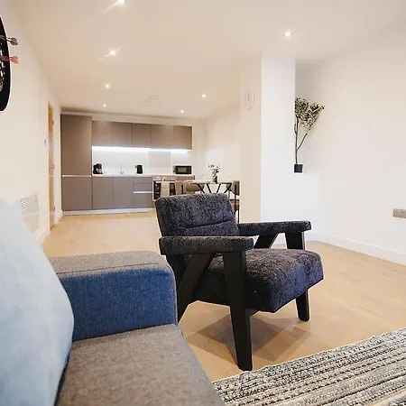 Spacious 2 Bed Centre - Balcony, Free Parking & Darts *