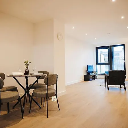 Apartmán 2 Bed Leeds Centre - Private Balcony, Free Parking & Darts