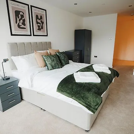 Spacious 2 Bed Centre - Balcony, Free Parking&darts