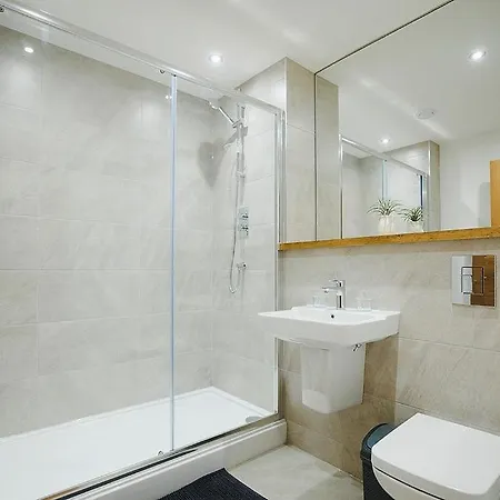 2 Bed Leeds Centre - Private Balcony, Free Parking & Darts