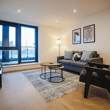 Spacious 2 Bed Centre - Balcony, Free Parking & Darts Лидс