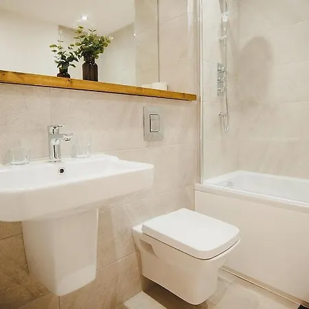 2 Bed Leeds Centre - Private Balcony, Free Parking & Darts Apartmán Leeds (West Yorkshire)