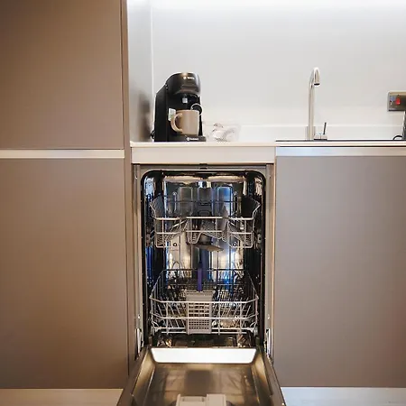 2 Bed Leeds Centre - Private Balcony, Free Parking & Darts Λιντς