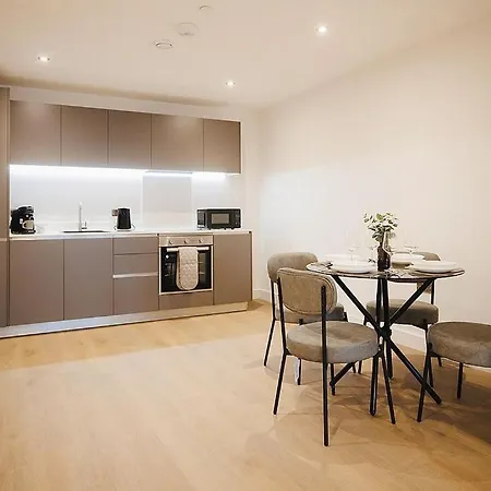 아파트 2 Bed Leeds Centre - Private Balcony, Free Parking & Darts *