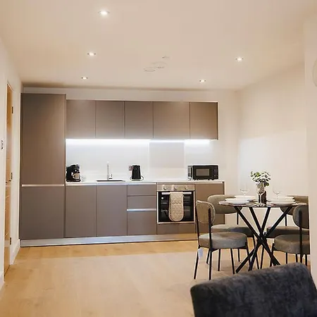 Spacious 2 Bed Centre - Balcony, Free Parking & Darts