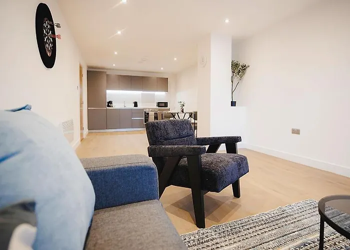 Spacious 2 Bed Centre - Balcony, Free Parking&darts *