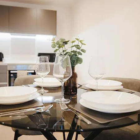 2 Bed Leeds Centre - Private Balcony, Free Parking & Darts Apartamento *