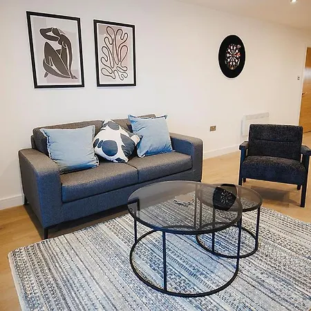 Spacious 2 Bed Centre - Balcony, Free Parking & Darts アパート リーズ