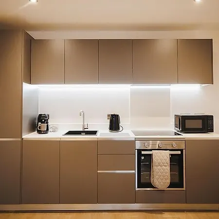 2 Bed Leeds Centre - Private Balcony, Free Parking & Darts Apartamento