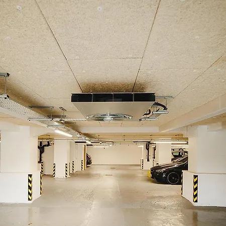 2 Bed Leeds Centre - Private Balcony, Free Parking & Darts Apartamento