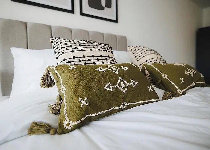 Spacious 2 Bed Centre - Balcony, Free Parking & Darts