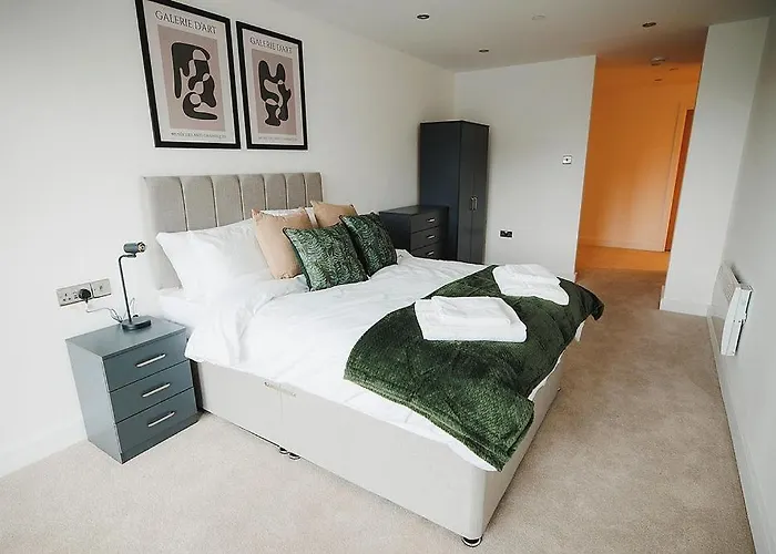 Spacious 2 Bed Centre - Balcony, Free Parking & Darts