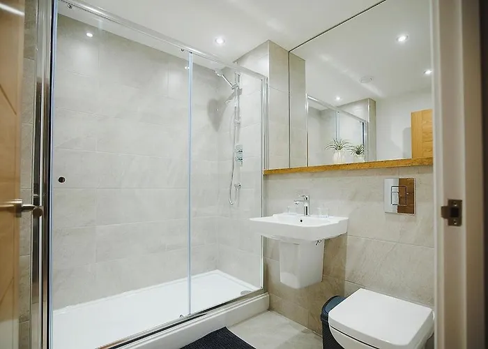 Spacious 2 Bed Centre - Balcony, Free Parking & Darts