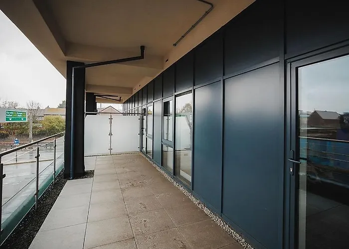 Апартаменти Spacious 2 Bed Centre - Balcony, Free Parking & Darts *