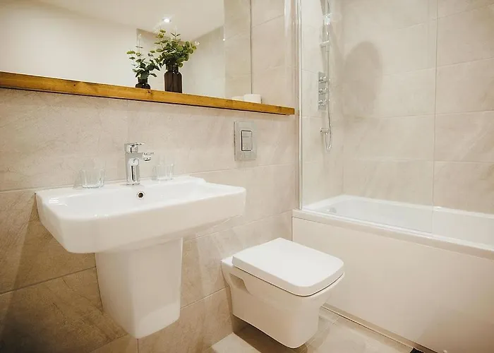 Spacious 2 Bed Centre - Balcony, Free Parking & Darts Апартаменти Лідс