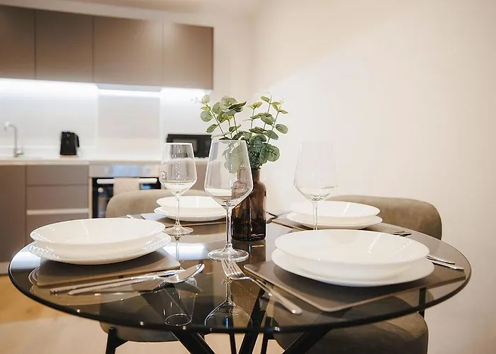 Spacious 2 Bed Centre - Balcony, Free Parking & Darts Апартаменти *