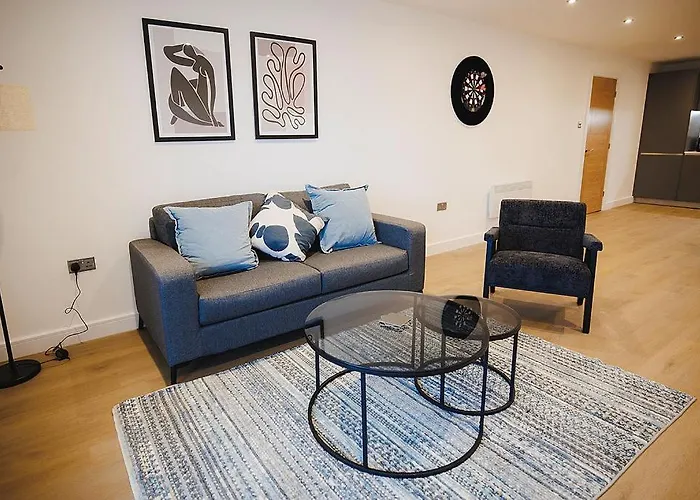 Spacious 2 Bed Centre - Balcony, Free Parking & Darts Апартаменти Лідс