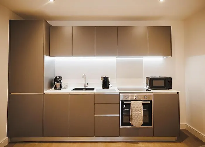 Spacious 2 Bed Centre - Balcony, Free Parking & Darts Апартаменти