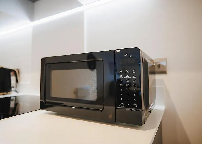 Апартаменти Spacious 2 Bed Centre - Balcony, Free Parking & Darts *