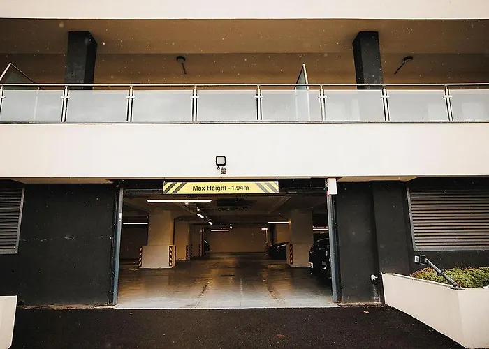 Апартаменти Spacious 2 Bed Centre - Balcony, Free Parking & Darts Лідс